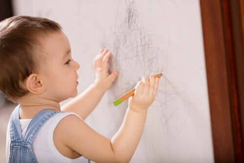 Een kind tekent op een wit papier