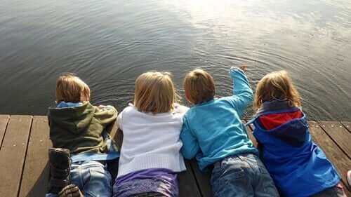 Kinderen liggen op hun buik op een steiger