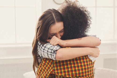 Twee vrouwen omhelzen elkaar
