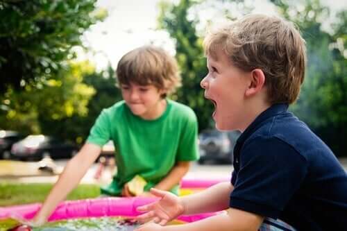 Twee spelende kinderen