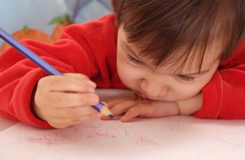 Een kind is aan het tekenen