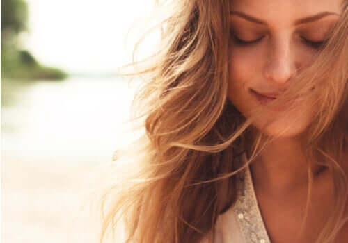 Een vrouw kijkt naar beneden