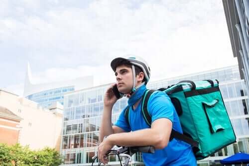 Een bezorger pratend aan de telefoon