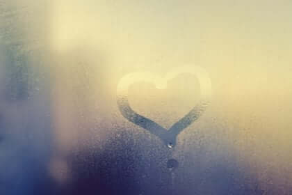 Een hart op een beslagen raam