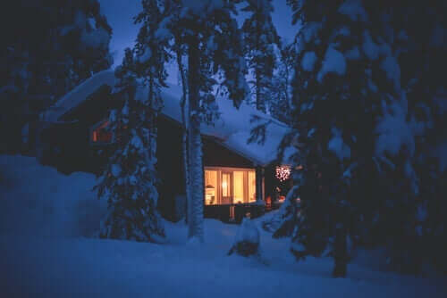 Een huisje in de sneeuw