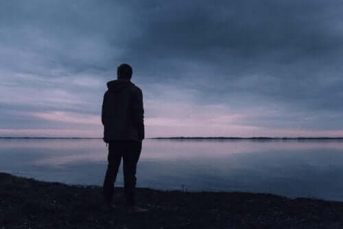 Een silhouet van een man aan een meer