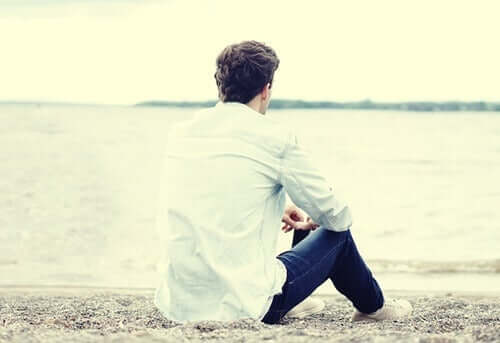 Man op strand zonder telefoon