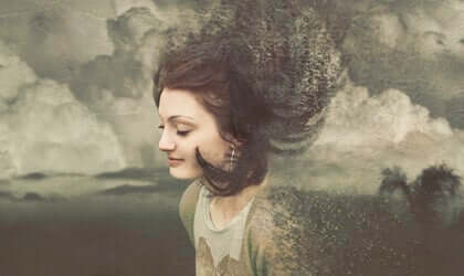 Een vrouw met wolken op de achtergrond