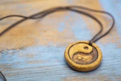 Een ketting met het yin-yang symbool