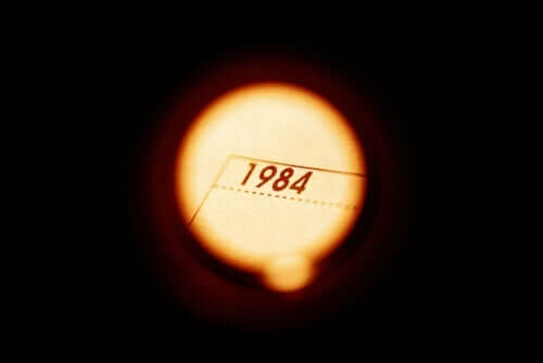 Het jaartal 1984 in een lichtcirkel