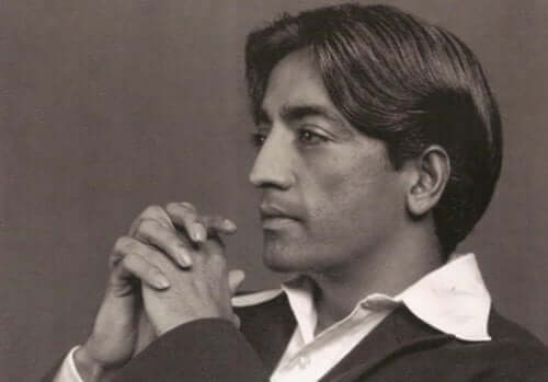 Een zwartwit afbeelding van Krishnamurti