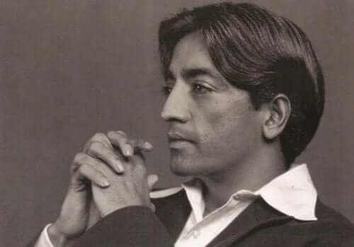 Een zwartwit afbeelding van Krishnamurti 