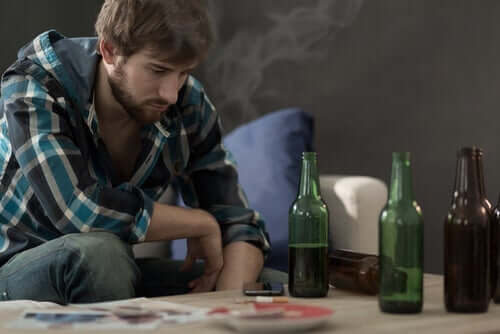 Een man met veel bierflesjes op tafel