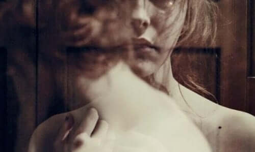 Een double exposure van een vrouw