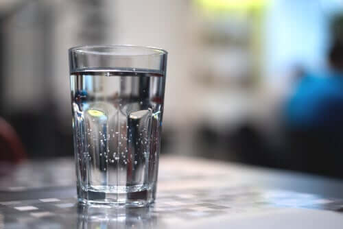 Een glas water op een tafel