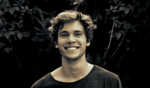 Een portret van een lachende jongeman