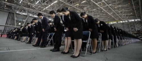 Japanse werknemers tijdens een bijeenkomst