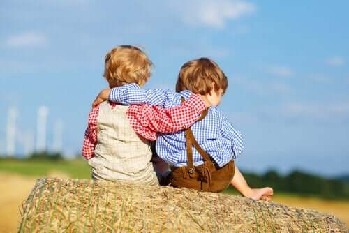 Twee kinderen omhelzen elkaar