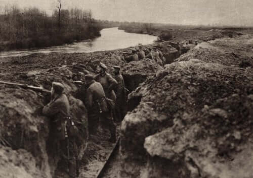 Soldaten in loopgraven