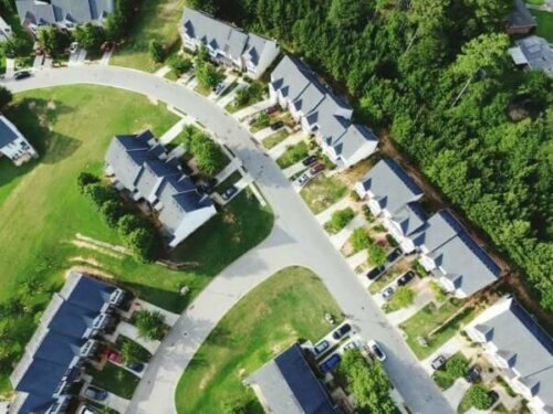 Een luchtfoto van een straat