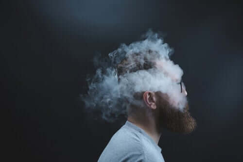 Een man met zijn hoofd in de rook