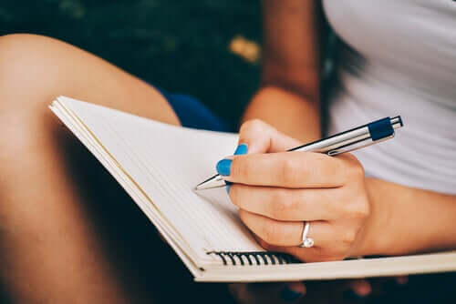 Een vrouw schrijft in een dagboek