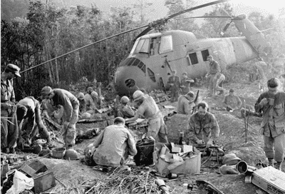 Soldaten bij een helikopter