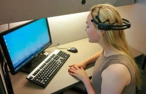 Een vrouw zit achter een computer