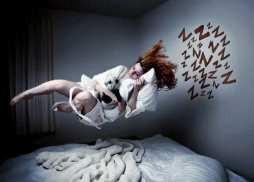 Een vrouw zweeft boven haar bed