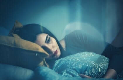 Trieste vrouw in bed