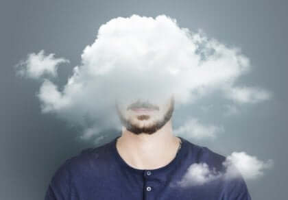 Man met hoofd in de wolken