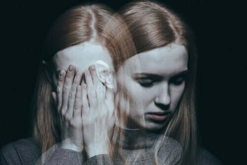 Een double-exposure afbeelding van een vrouw