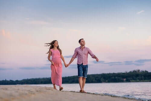 Een stel loopt hand in hand op het strand