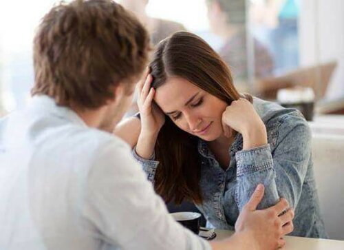 Een jong verliefd stel in gesprek