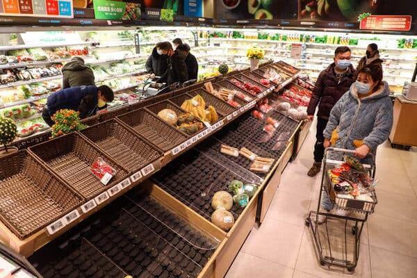 Lege schappen in de supermarkt