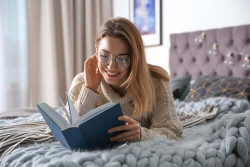 Een vrouw leest een boek op bed