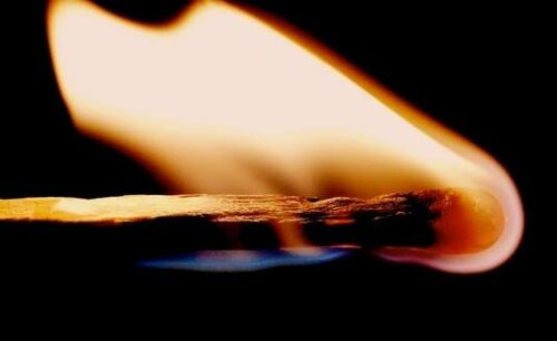 Een brandende lucifer