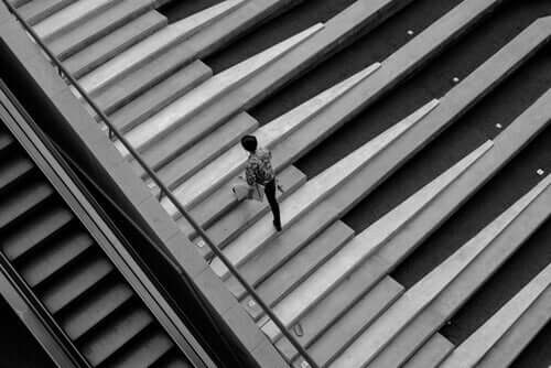 Een man loopt over een pianotrap