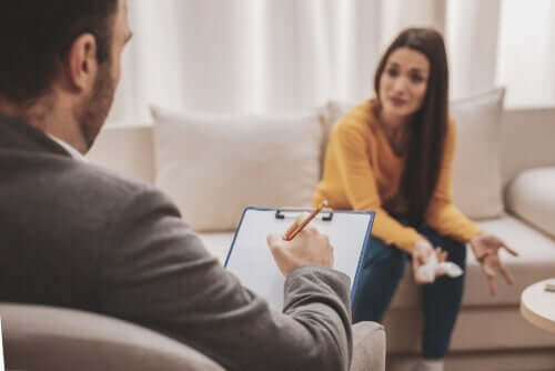 Een vrouw praat met een psycholoog