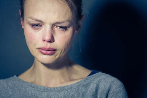 Een huilende vrouw met tranen op haar wangen