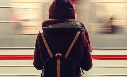Vrouw wacht op volle trein