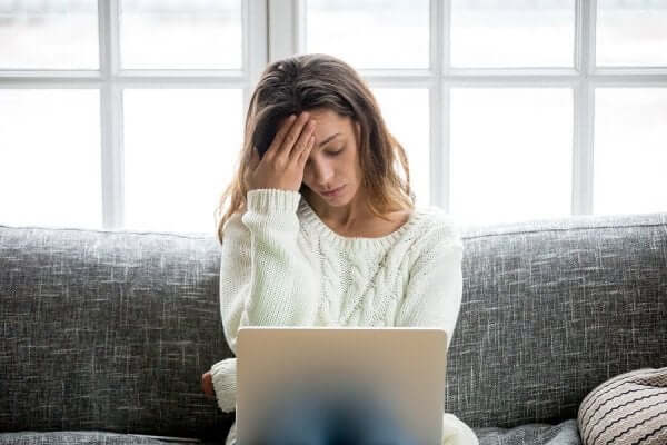 Vrouw is bezorgd tijdens deze coronacrisis