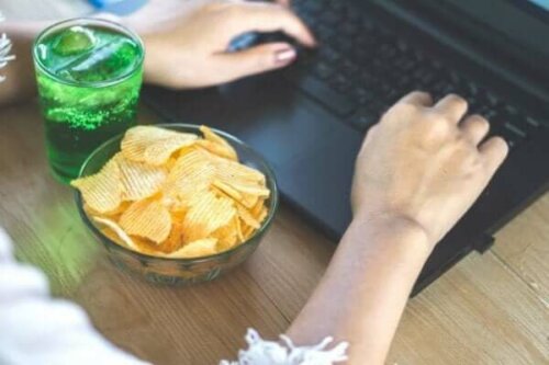 De gevaren van emotioneel eten tijdens de quarantaine