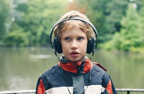 Autistische jongen luistert naar muziek ter afleiding