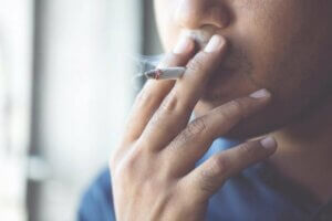 Roken verhoogt het risico op complicaties bij COVID-19