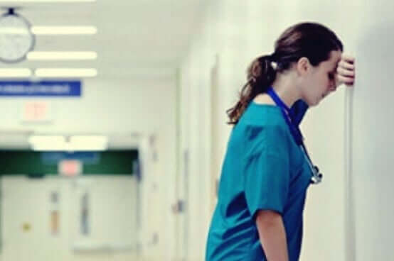Een verpleegster is uitgeput