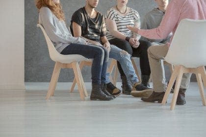 Mensen zitten in een kring bij groepstherapie