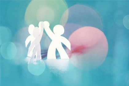 Poppetjes die elkaar een high-five geven