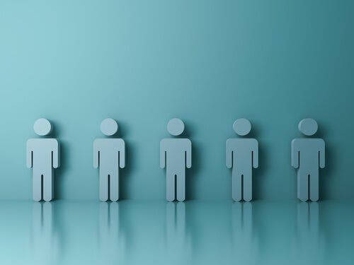 Poppetjes die op een rij staan