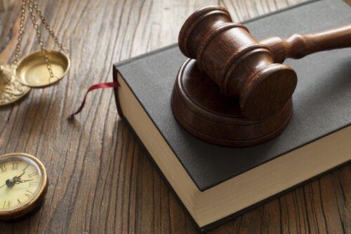 De hamer van een rechter